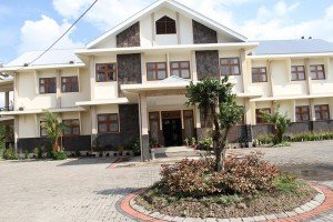 Ratna Timur Tumarendem Manado